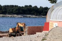 FOTO: Počele pripreme za novu turističku sezonu – Uređivanje primoštenskih plaža u punom jeku