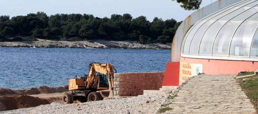FOTO: Počele pripreme za novu turističku sezonu – Uređivanje primoštenskih plaža u punom jeku