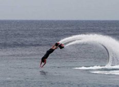 Koji gušt – S Fly Boardom, leti, skači, jednostavno doživi čisti adrenalin