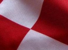Cijeli Primošten u crveno-bijelim kvadratićima