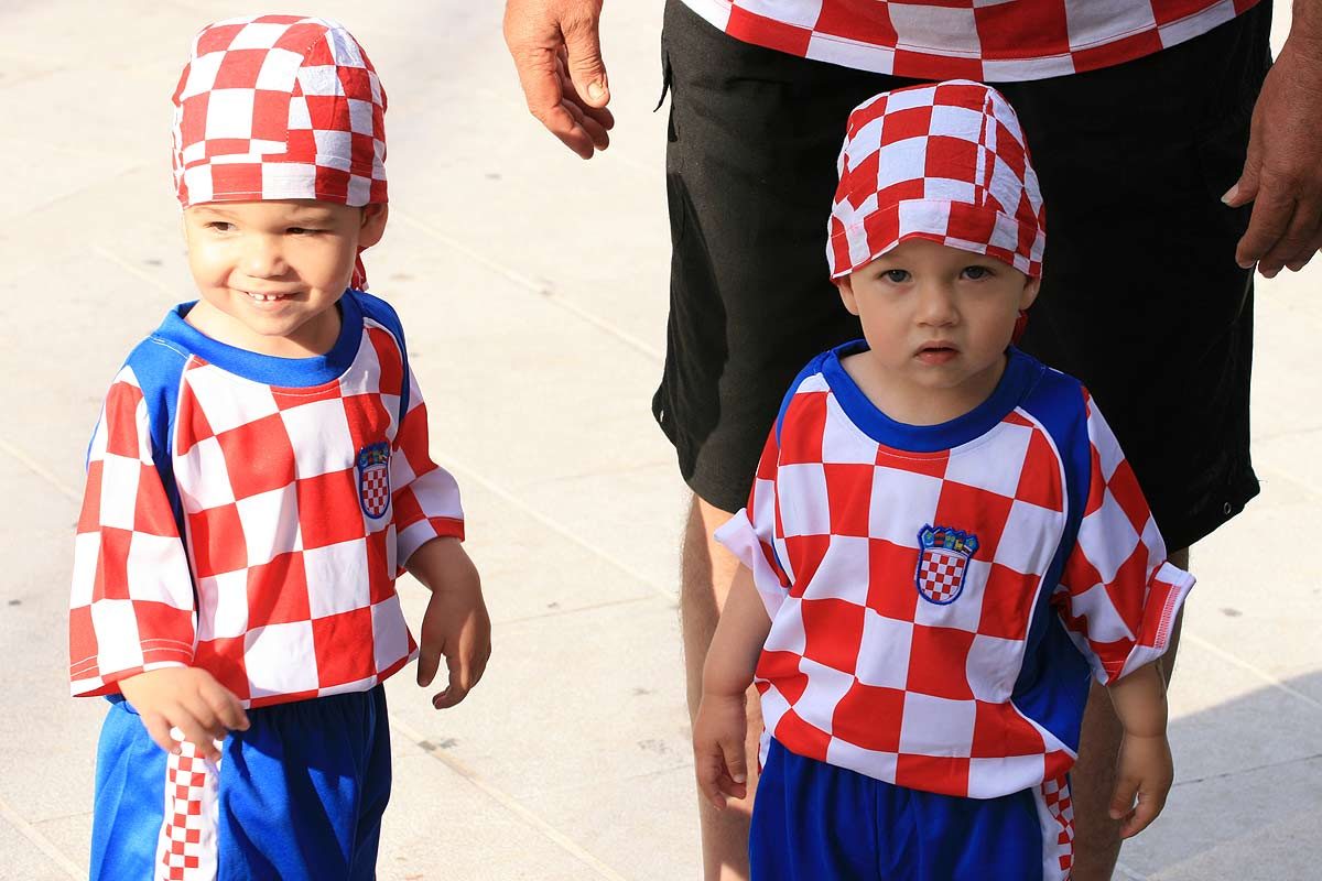 Cijeli Primošten u crveno-bijelim kvadratićima