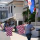 Cijeli Primošten u crveno-bijelim kvadratićima
