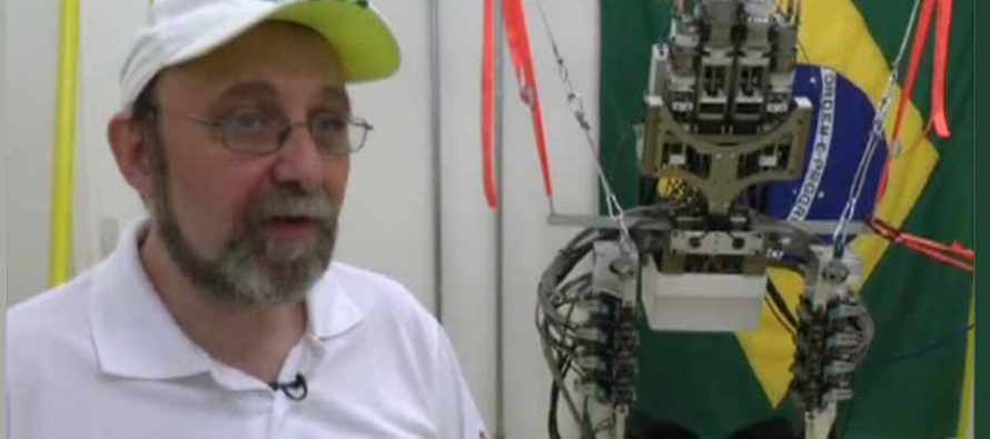 Robot izvodi početni udarac na utakmici Hrvatska-Brazil