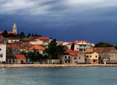 Zacrnilo se nebo nad Primoštenom