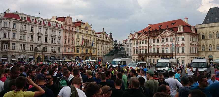 Navijači Slavije i Hajduka zajednički utrčali u teren i počeli slaviti – bijeli izgubili 2:0