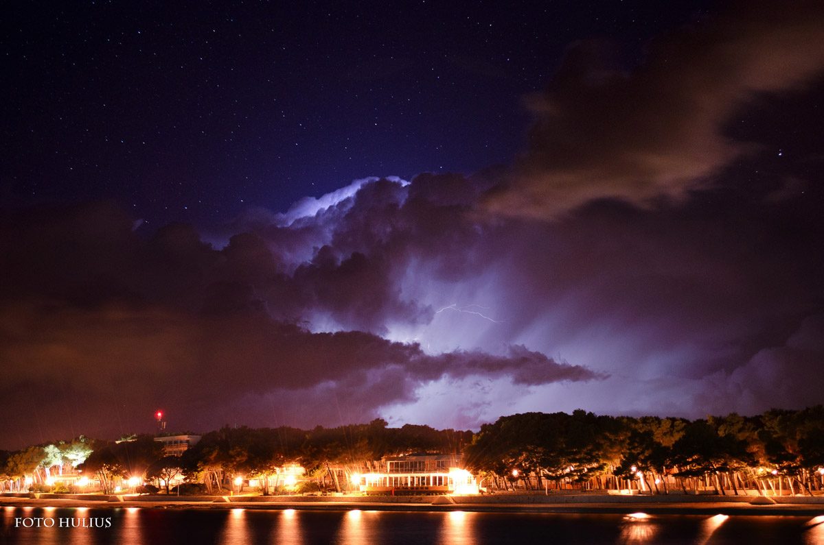 Fenomenalni prizori grmljavina iznad Primoštena