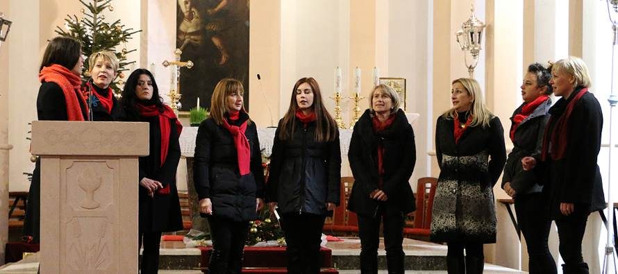 FOTO/VIDEO:Božićni koncert domaćih klapa i zborova