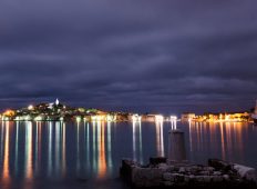 Prekrasni prizori Primoštena uz oblačnu kulisu