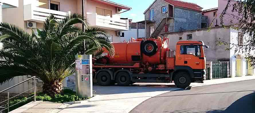 Pročišćavanje odvodnih cijevi u Primoštenu