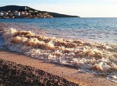 Valovi i radovi na plaži zamutili more u Primoštenu