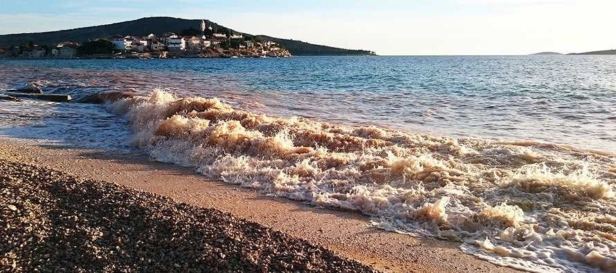 FOTO: Valovi i radovi na plaži zamutili more u Primoštenu