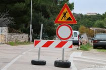 Zbog izvođenja radova ograničava se promet u oba smjera na dijelu javne ceste LC 65076 – Primoštenska Draga