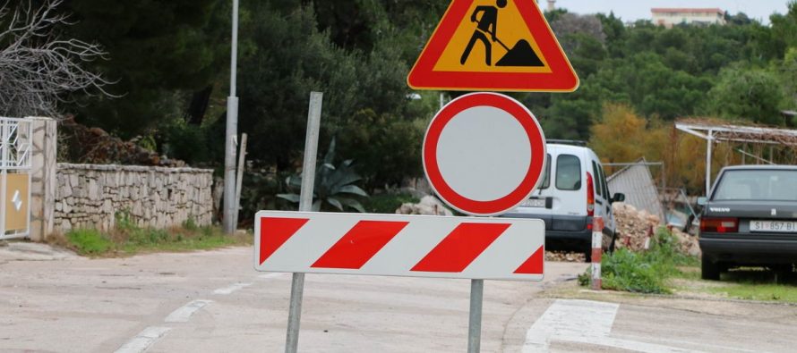 Zbog izvođenja radova ograničava se promet u oba smjera na dijelu javne ceste LC 65076 – Primoštenska Draga