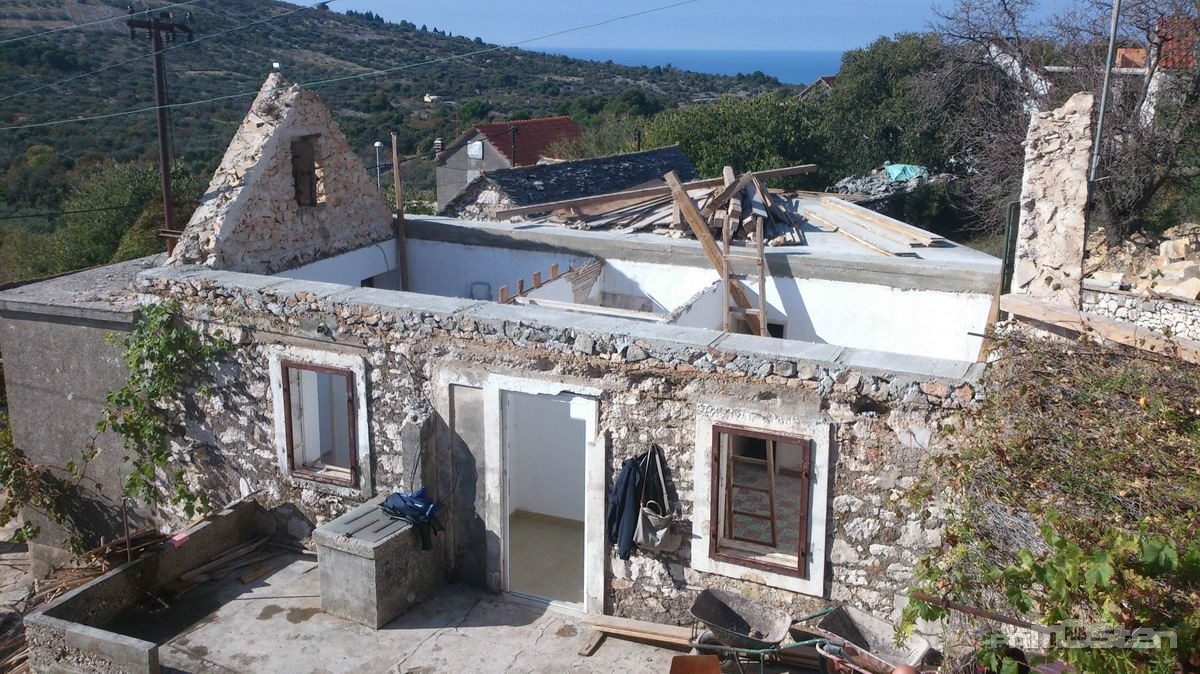 Primošten – grad dizalica, bagera i građevinskih radova