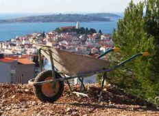 Primošten – grad dizalica, bagera i građevinskih radova