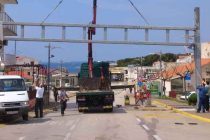 FOTO: Postavljanje velikog portala