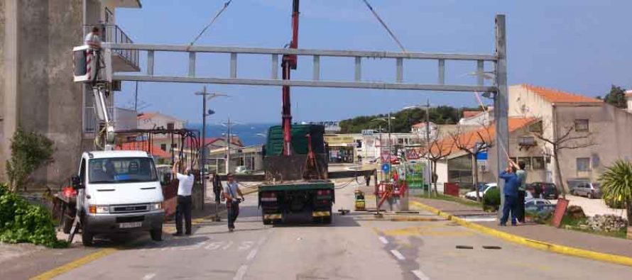 FOTO: Postavljanje velikog portala