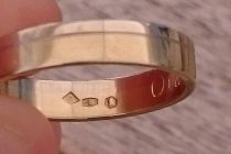 Ola javi se – Pronađen ti je zlatni vjenčani prsten – Ola, we found your wedding ring