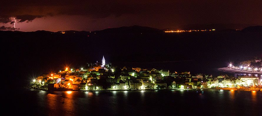 FOTO: Munje parale nebo nad Primoštenom: Ciklona Helga donijela jesen Hrvatskoj