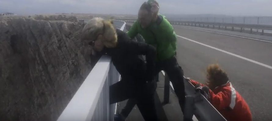 VIDEO: Skoro odletjeli – Kad bura potegne 170 km/h na Paškom mostu