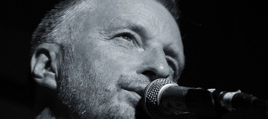 Poznati engleski kantautor Billy Bragg nastupat će u Primoštenu na SuperUho festivalu