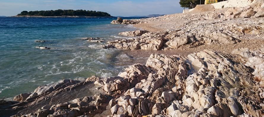 Sjećate se onih stijena na poluotoku Raduča? E, pa ovih su dana uz pomoć prirodnih utjecaja provirile na svjetlo dana