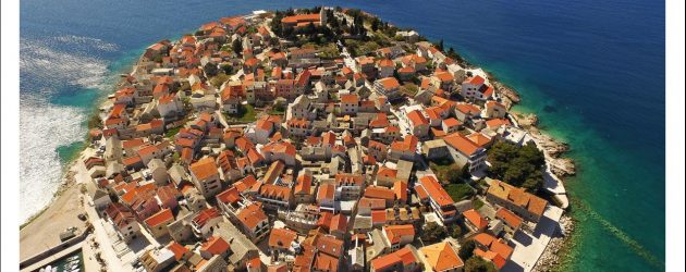 Otkrijte Primošten u 60 minuta besplatna je vođena tura namijenjena svim posjetiteljima koji žele upoznati Primošten na drugačiji način