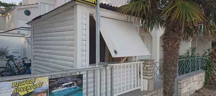 Vaši mali oglasi: Prodajem drvenu kućicu