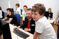 Mali Primoštenci učili programiranju britanskog veleposlanika u Zagrebu