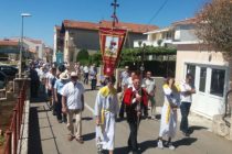 Primoštenci su u nedjelju svečano proslavili povratak Gospine Prilike u Porat