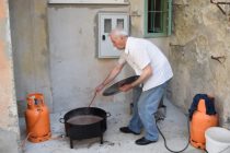 UČINJENO MISNO VINO:Svetin, Ante, Jere i Frane u župnoj konobi napravili novo misno vino