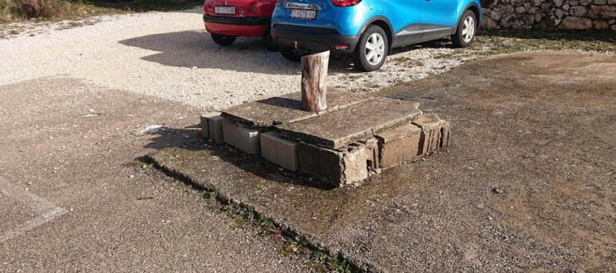 FOTO KRITIKA – Opasna septička jama