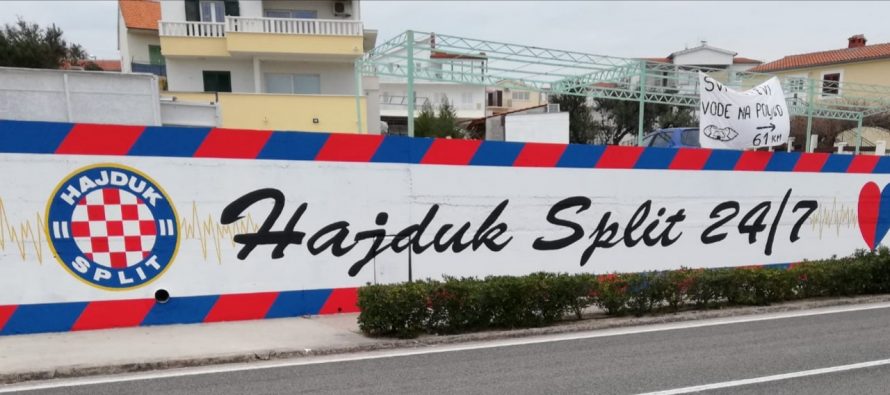 Novi mural povodom 108. rođendana Hajduka na ulazu u Primošten