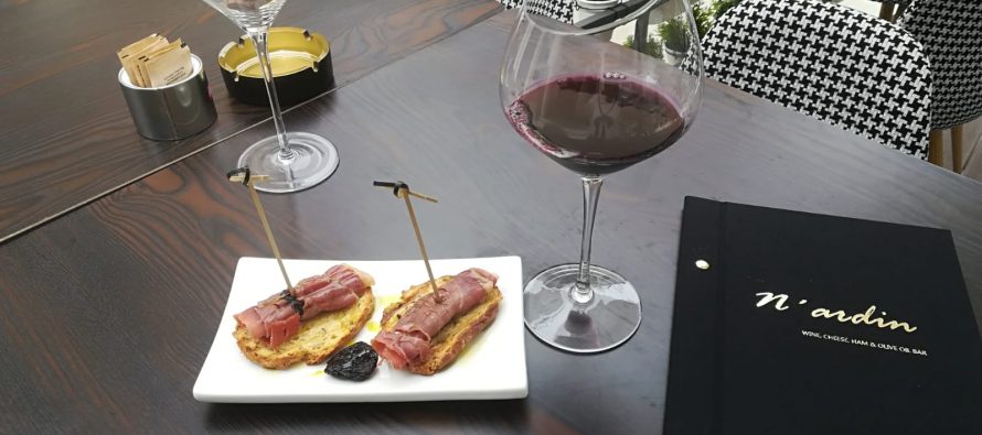N’ardin wine, cheese, ham & olive