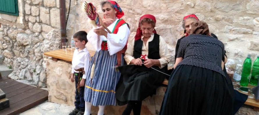 Primoštenske čipkarice oduševile svojim radovima na Tjednu folklora i narodnih običaja u Betini