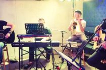 4 ptice pjevaju i sviraju na plaži