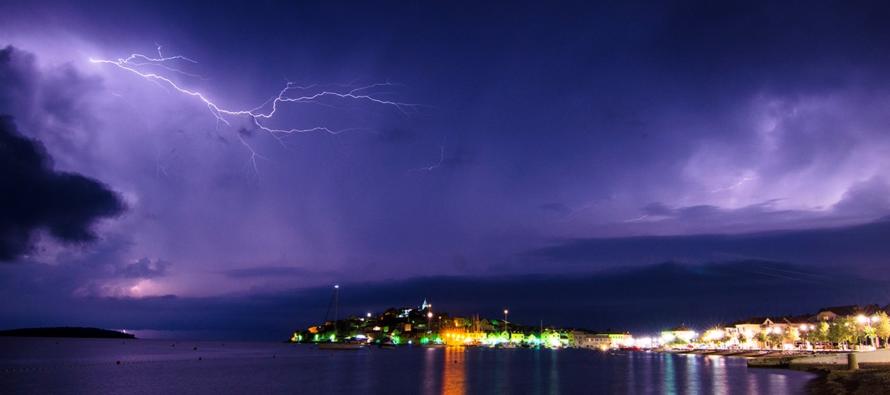 FOTO: Munje obasjale noćno nebo iznad Primoštena
