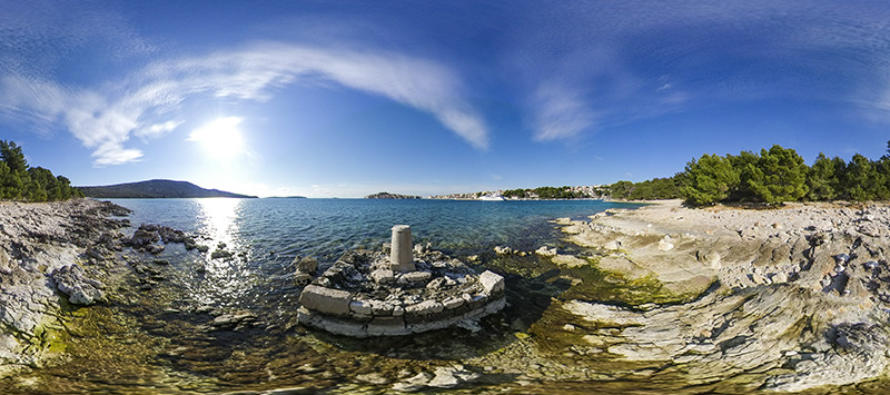 FOTO 360° – Kamena kolona i stijene (Marina Lučica)