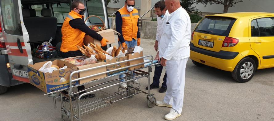 Pripadnici Civilne zaštite Primošten koji su inače članovi DPH Primošten 1911 te vatrogasci primoštenskog DVD-a počastili uskrsnim doručkom djelatnike šibenske bolnice