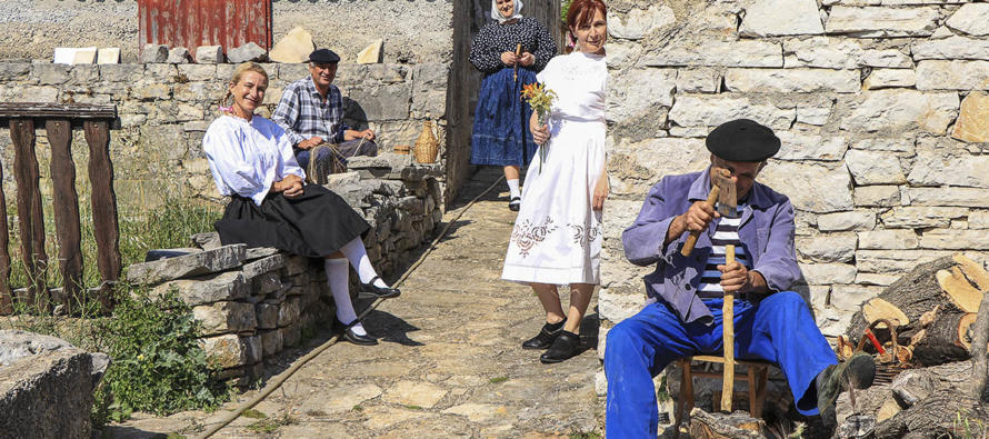 8. MEĐUNARODNA SMOTRA FOLKLORA „PRIMOŠTENU MOJ DIVNI UZORE“!