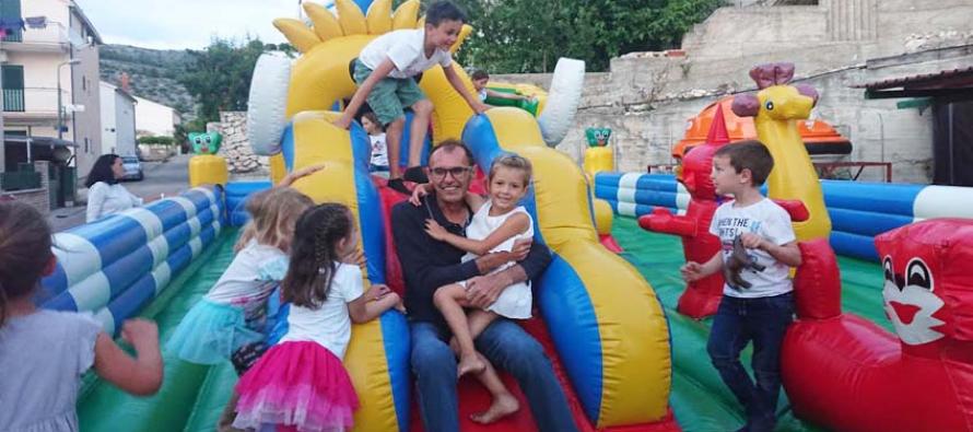 FORA PLUS – Giovanni babysitting