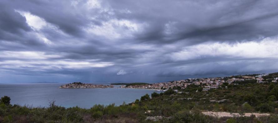 FOTO: Primošten pod tmurnim oblacima