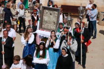 FOTO: Održana procesija s Gospinom slikom primoštenskim ulicama preko Rudine do crkve