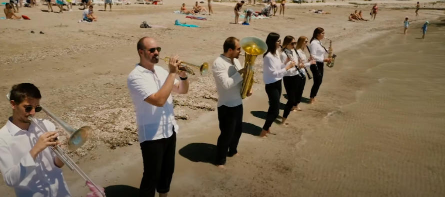 Goran Karan u suradnji s Puhačkim orkestrom Primošten snimio  spot za pjesmu „Baš me briga“