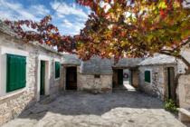 I PRIMOŠTEN IMA SVOJE ADUTE: Predstavnicima četrdesetak vinarija, uljara, kušaoniica, OPG-ova i drugih turističkih subjekata u ruralnom turizmu jučer su u Etnolandu u Pakovu Selu dodijeljeni certifikati