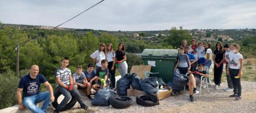 Učenici šestog razreda sudjelovali u akciji čišćenja okoliša škole u sklopu šire akcije “Zelena čistka”