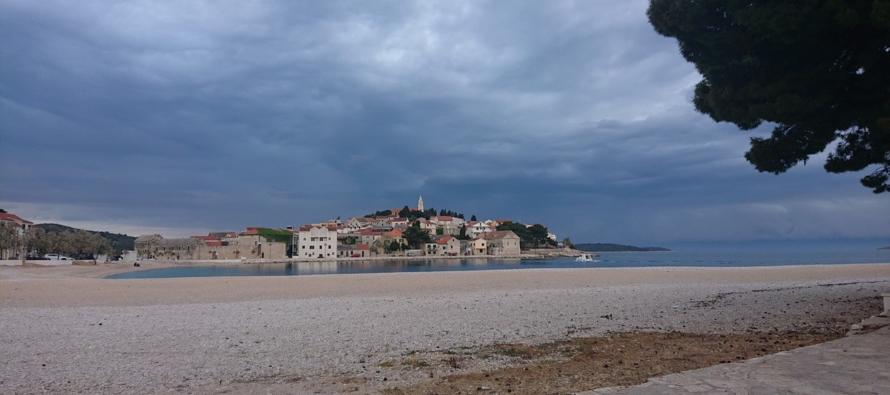 Na moru umjerena i jaka bura, pod Velebitom s olujnim udarima