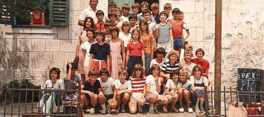 IZ ŠKAFETINA: Ispred “stare” škole