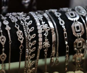 Od ogrlica do narukvica – najnoviji trendovi nakita