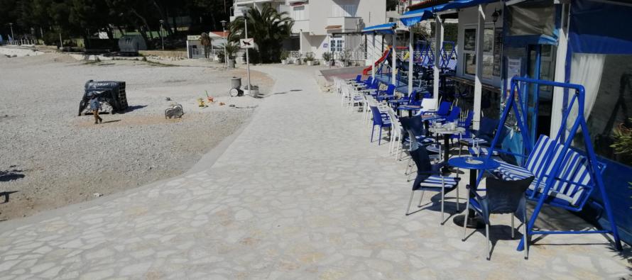 Popločan dio šetnice od ulice Mala Raduča prema poluotoku